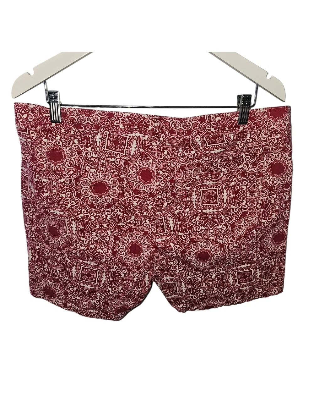 Westport Womans Shorts Red & White Paisleyish Print Sz 12- 5 Pocket Style Cotton